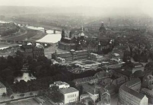 Dresden: Innenstadt von Westen. Blick über Ostrallee, Zwinger und Gemäldegalerie auf Schloss und Hofkirche, Luftbild-Schrägaufnahme
