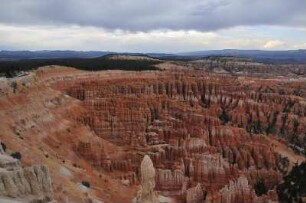 Felsen im Bryce Canyon Nationalpark : Blick vom Inspiration Point im Bryce Canyon Nationalpark am Abend auf die Felsenformationen, aufgenommen am 17. August 2012