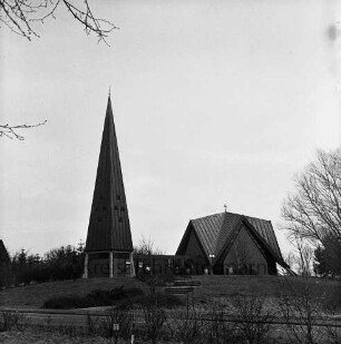 Rethwischdorf: Kirchberg: Christuskirche: Außenansicht von Westen: vorn Sträucher: rechts und links Bäume