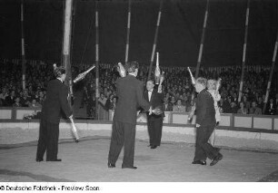 Zirkusdarbietung mit Jongleuren
