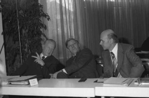 Freiburg: Kongresshalle [am Karlsplatz], Landesbischof Claß, Stuttgart; Bundeskanzler Helmut Schmidt; stellvertretend Vorsitzender Hild, Rat der Evangelischen Kirche, Dortmund