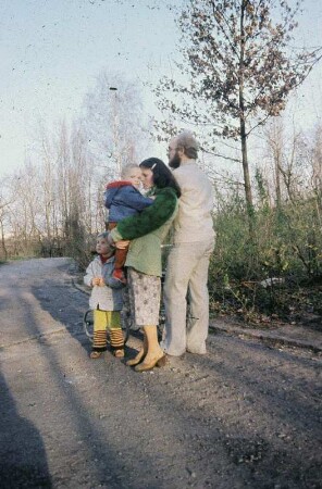 DDR. Junge Familie auf einem Spaziergang