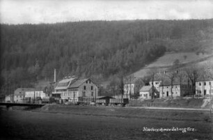 Bahnhof mit Gasthof, Fabrikgebäude und Dorfschmiede