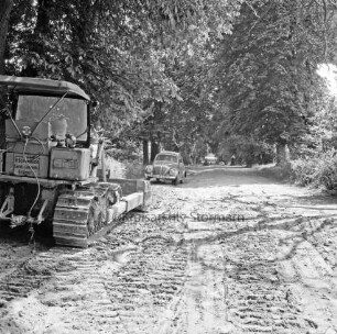 Allee: Straßenbau: Ausbau der Straße Richtung Bargfeld-Stegen: links Bagger im Sand: dahinter VW-Käfer: im Hintergrund Bauarbeiter: am Straßenrand Linden