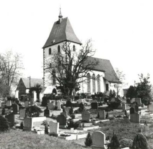 Eula (Kreis Borna). Dorfkirche (15. Jh.). Ansicht von Südwesten über den Friedhof