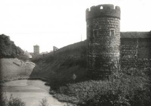 Zons, Stadtmauer : Zons am Rhein. Stadtbefestigung über den Stadtgraben von Nordwesten gesehen