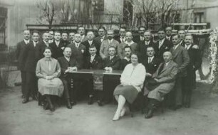 2. Verbandstag des Arbeiter-Stenographen-Verbandes für das deutsche Sprachgebiet im Volkshaus Ritzenbergstraße in Dresden vom 6. bis 9. April 1928: Gruppenbild (sitzend 3.v.l.: Georg Schulze, Vorstand und Verleger; u.r. Dr. Fritz David, Mitglied des Stenographischen Instituts; stehend 3.v.r. Fritz Heune, Vorsitzender des Dt. Arbeiter-Stenotachygraphenbundes)