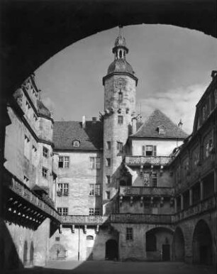 Langenburg. Schloss Langenburg (1574/1576, Umgestaltung 1610-1627; G. Kern, J.). Westfassade des Schlosshofes