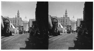 Kairo (Ägypten). Straße mit Straßenhändlern, Passanten und Fuhrwerken. Blick zur Sultan-Hasan-Moschee