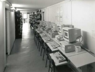 Dresden, Zeunerstraße 1a. Sächsische Landesbibliothek - Staats- und Universitätsbibliothek Dresden (SLUB). Zweigbibliothek Sprach- und Literaturwissenschaft. PC-Arbeitsplätze für Benutzer. Blick gegen Freihandbereich