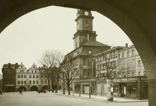 Hirschberg, Markt : Hirschberg. Markt. Durchblick aus den Lauben an der Südost-Seite des Marktes zum Rathaus (Die Barockhäuser, die den Markt auf allen vier Seiten umsäumen, besitzen lückenlos zusammenhängenden Laubengänge. Das Rathaus stammt aus dem Jahre 1747.)