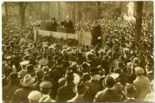 Karl Liebknecht spricht in der Siegesallee zum Trauerzug für die Opfer vom 6. Dezember