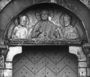Hildesheim, St. Godehard, ehem. Benediktiner-Klosterkirche, westl. Nordportal, Tympanon, Halbfigur Christi, flankiert von Hl. Godehard und Hl. Epiphanius