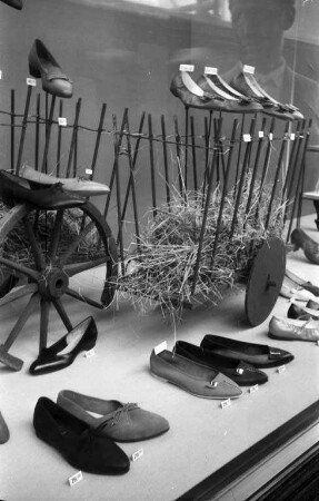 Schaufensterdekoration in einem Karlsruher Schuhgeschäft.