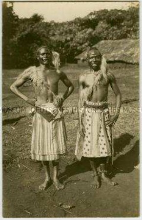 Afrikanische Männer mit traditionellem Schmuck
