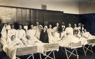 Erster Weltkrieg - Lazarett III Gewerbeschule Karlsruhe. Verwundete mit Schwestern und Pflegern