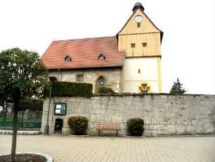 Ansicht von Süden mit Kirche (Kirchturm romanischer Chorturm - Langhaus Jahr 1601 neu erbaut) über Kirchhofmauer (Wehrgang mit Schießscharten abgetragen)