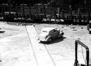 Schöneberg: Eduard Winter; Opel Modell 1934; in verschiedenen Stellungen