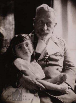 Doorn. Wilhelm II. mit Prinzessin Henriette von Schoenaich-Carolath im Arm