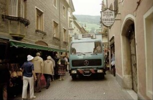 Sterzing, Vipiteno: Hauptstraße mit viel Publikum