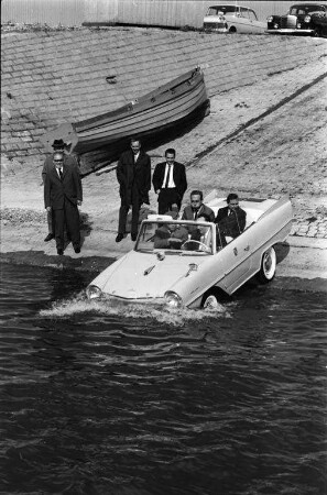 Erstmaliger Einsatz des für die Hafenverwaltung angeschafften schwimmenden Autos, eines Amphicars.