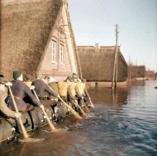 Sturmflut Hamburg 1962. Soldaten der Bundeswehr kommen in überflutetem Gebiet im Schlauchboot zur Hilfe