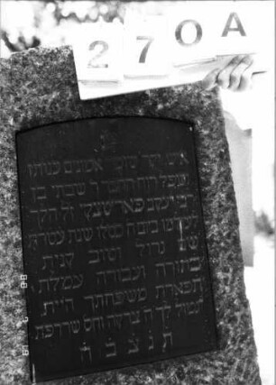 Grabstein 270 (Index: 100094525) Material: Granit Zustand: gut Maße HxBxT: 118x70x42 cm Beschreibung: konische Stele, Sockel, Segmentbogenabschluß, Schriftplatte: Grabstein 270A