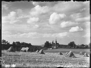 Oelsen, Teilansicht des Ortes mit Kirche von Süden
