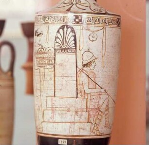 Athen. Archäologisches Nationalmuseum. Weiße Lekythe aus dem Kerameikós. Grabwache und Totengedenken. I5/6