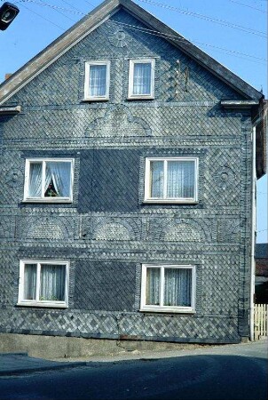 Haus mit schönen Schieferornamenten an der Giebelseite (vgl. erste Bilder)