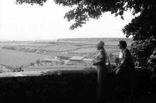 Landeck: Ausblick von der Burgruine; mit Personen