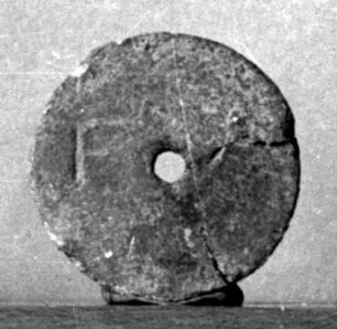 Runde gelochte Stimmmarke mit griechischer Inschrift FA(leion)