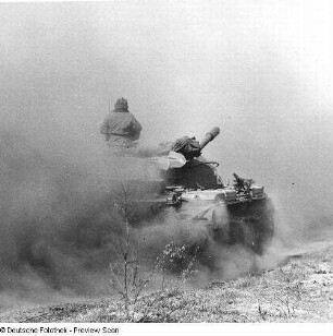 Deutschland . Nationale Volksarmee - Landstreitkräfte. Kampfpanzer in Fahrt (Einsatz einer Nebelmittelwurfanlage?)