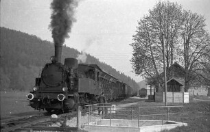 Lok 21, G(St) 305, Bahnhof Bad Imnau, erbaut 1901, Abbruch 1987, zeitweise Bahnhofsgaststätte; eines der letzten Aborthäuschen; Bremser Georg Schmid (1929 - 2002) aus Hart, bei der Landesbahn 1954 - 1989 beschäftigt