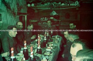 Wehrmachtssoldaten und Offiziere bei der Weihnachtsfeier