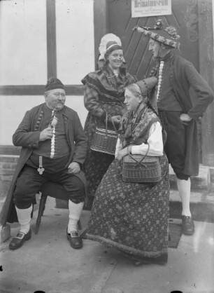 Gruppe in Knoblauchsländer Tracht vor dem Neunhofer Heimatmuseum