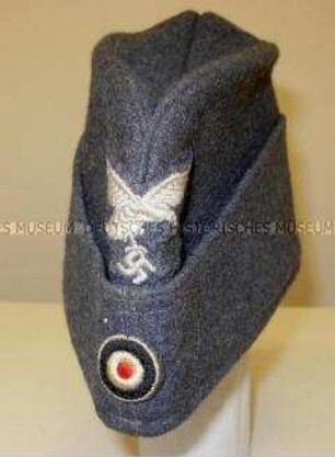Schiffchen für Luftwaffen-Helferin