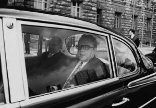 Die Staatssekretäre Egon Bahr und Michael Kohl nach der Unterzeichnung den Verkehrsvertrags zwischen der DDR und der BRD in der Staatslimousine