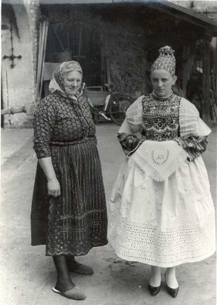 Brautjungfer aus Bluno : Kleidung - Hoyerswerdaer Tracht. Ort: Bluń / Bluno. Brautjungfer.