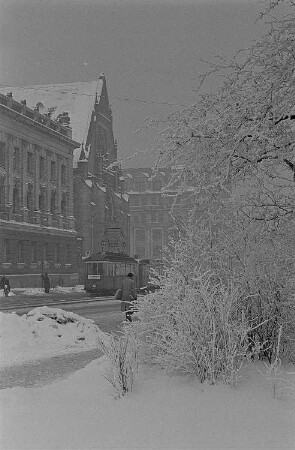 Verschneite Paulinerkirche, davor eine Straßenbahn