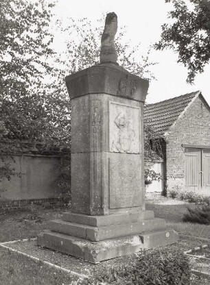 Denkmal für die Gefallenen des Ersten Weltkrieges der Gemeinde Kripehna : Denkmal für die Gefallenen des Ersten Weltkrieges der Gemeinde Kripehna. Sandstein (nach 1918). Zschepplin-Krippehna, Dorfplatz