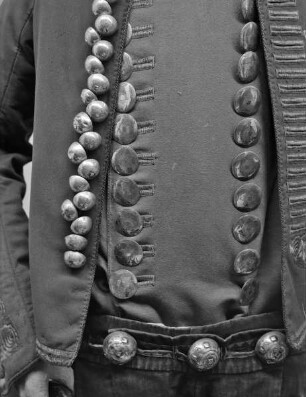 Festtracht eines Mannes mit verschiedenen Knöpfen