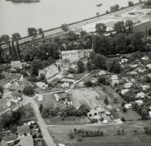 Ortsteilansicht mit Gartenkolonie und ehem. Tuchfabrik über Cottbuser Straße gegen Teufelsteich