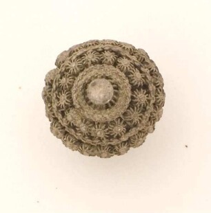Knopf (Zwei Silber-Filigranknöpfe mit rundem Nagelkopf)