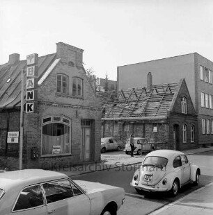 Hagenstraße: baufällige Häuser kurz vor dem Abriss: rechts dahinter der Erweiterungsbau des Stadthauses