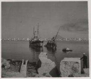 Wehrmachtssoldaten, Griechenland, Versenkte griechische Kriegsschiffe an der Küste von Patras
