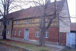 Traufseite Bauernhaus, davor Bäume
