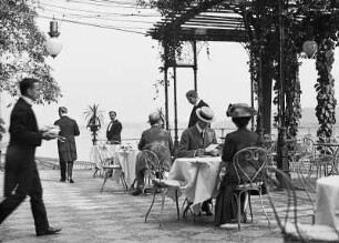 Dresden-Altstadt, Theaterplatz 1. Hotel Bellevue. Gäste auf der Terrasse