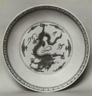 außen 4, innen 1 grüner Drache und stilisierte Wolken, Stil der "Grünen Familie"
