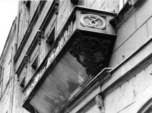 Görlitz-Altstadt, Bäckerstraße 6. Wohnhaus (Bäckerinnungshaus, 1838-1839). Brüstung über dem Portal (Untersicht)